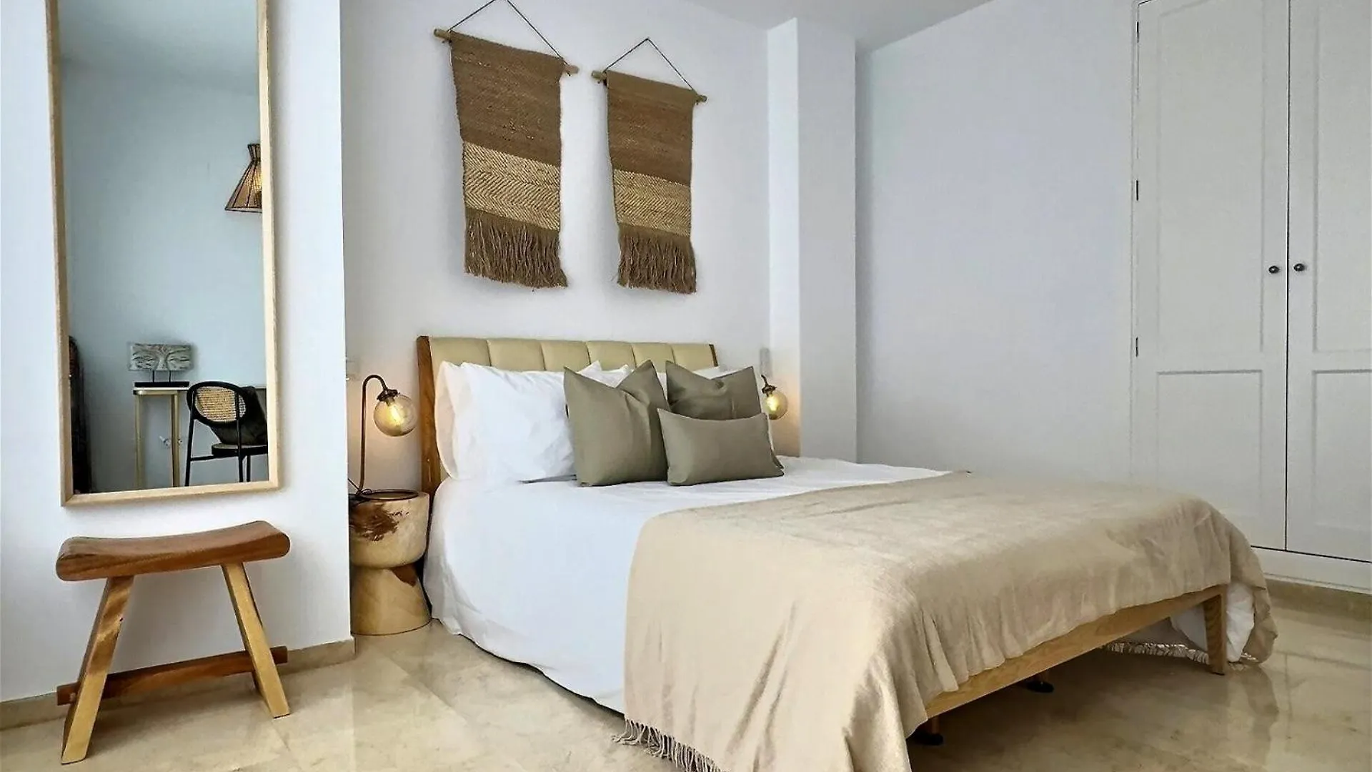 Incredible Sea Views In This Three-Bedroom Penthouse Apartment Сотогранде