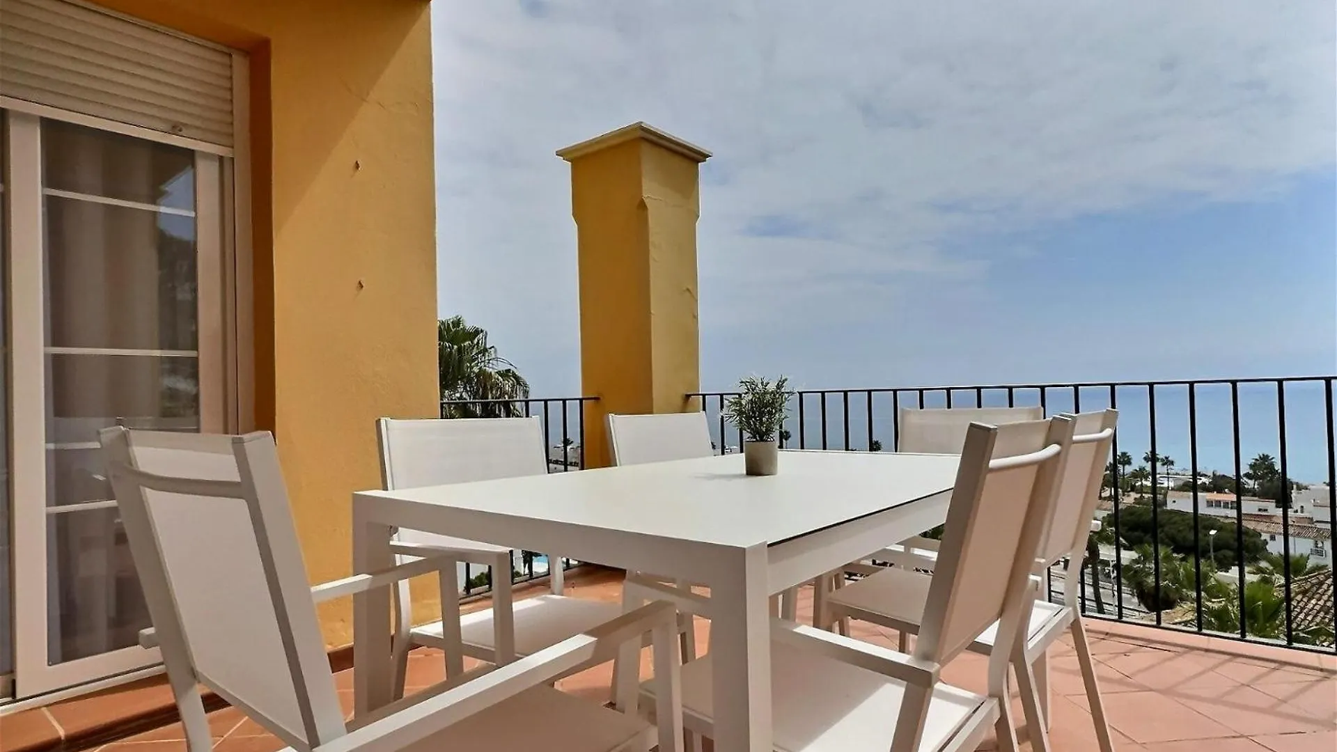 Incredible Sea Views In This Three-Bedroom Penthouse Apartment Сотогранде Испания
