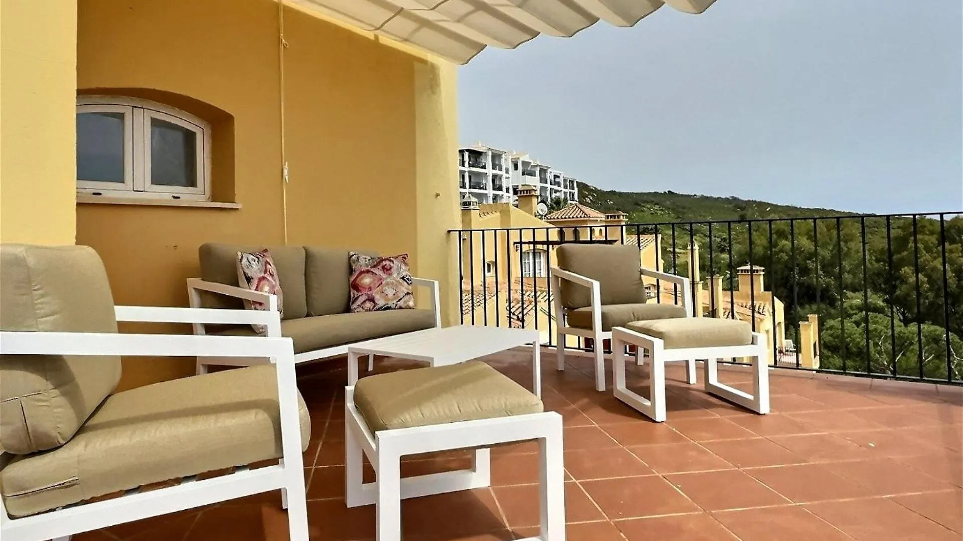 Incredible Sea Views In This Three-Bedroom Penthouse Apartment Сотогранде Испания