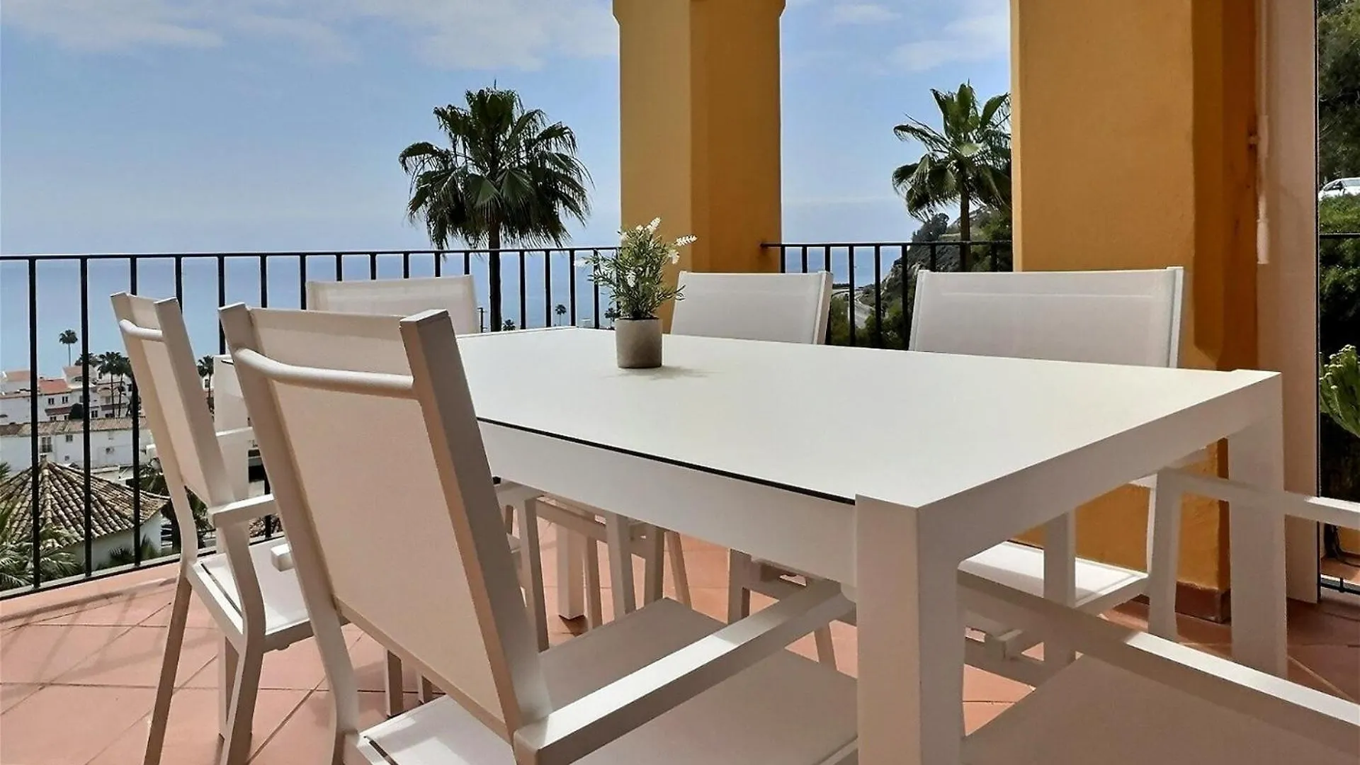 Incredible Sea Views In This Three-Bedroom Penthouse Apartment سوتوغراندِ